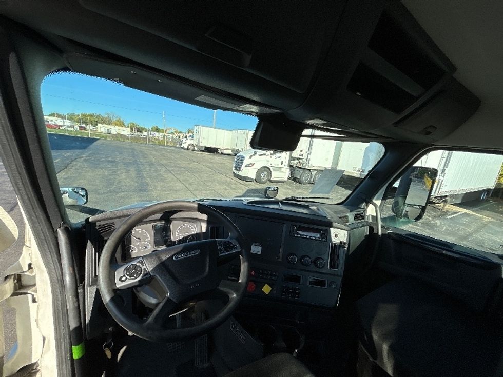 Day Cab Tractor-Heavy Duty Tractors-Freightliner-2023-T12664ST-Piqua-OH-726,617\n\t\tmiles-$ 40,000 - Image 11