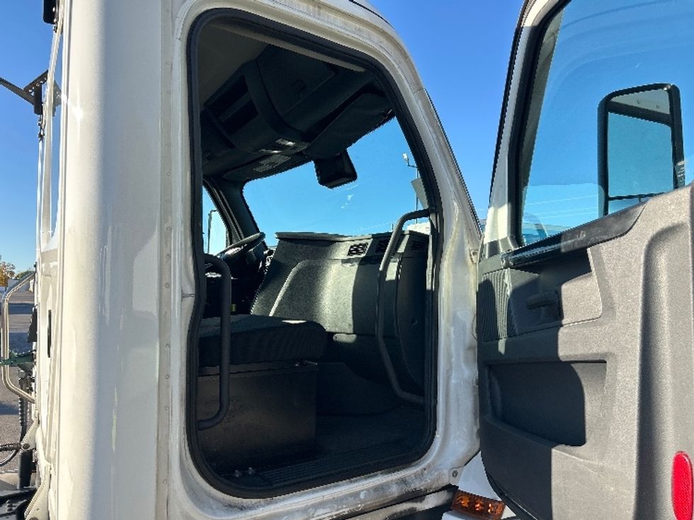 Day Cab Tractor-Heavy Duty Tractors-Freightliner-2023-T12664ST-Piqua-OH-726,617\n\t\tmiles-$ 40,000 - Image 12
