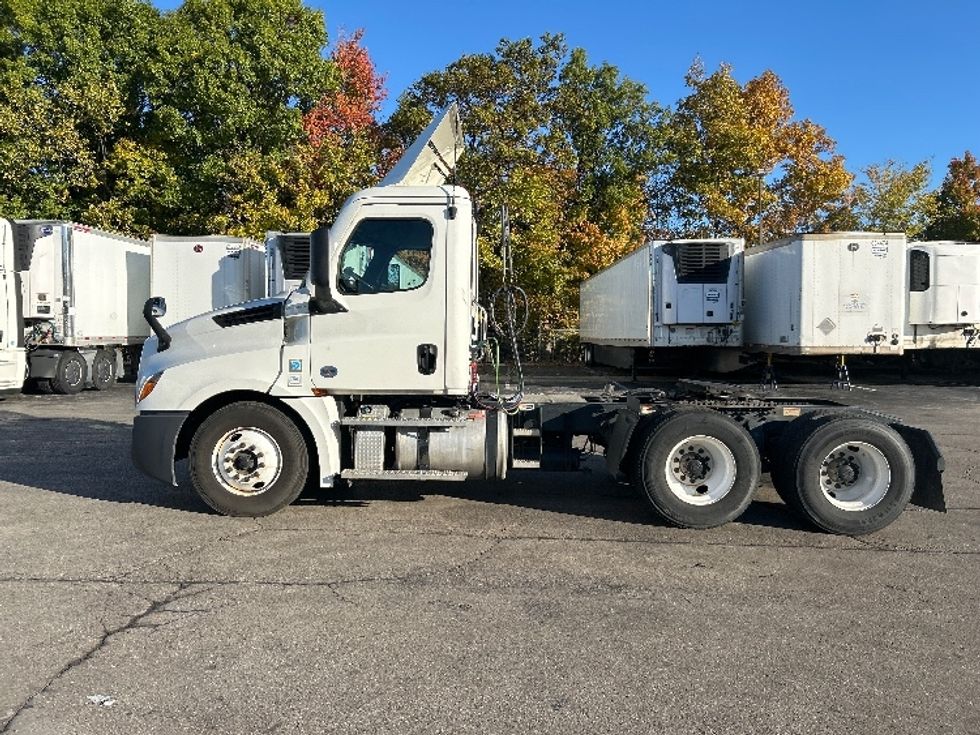 Day Cab Tractor-Heavy Duty Tractors-Freightliner-2023-T12664ST-Piqua-OH-726,617\n\t\tmiles-$ 40,000 - Image 4