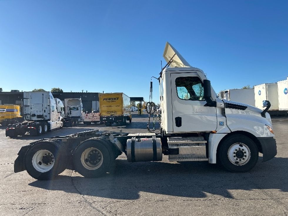 Day Cab Tractor-Heavy Duty Tractors-Freightliner-2023-T12664ST-Piqua-OH-726,617\n\t\tmiles-$ 40,000 - Image 8