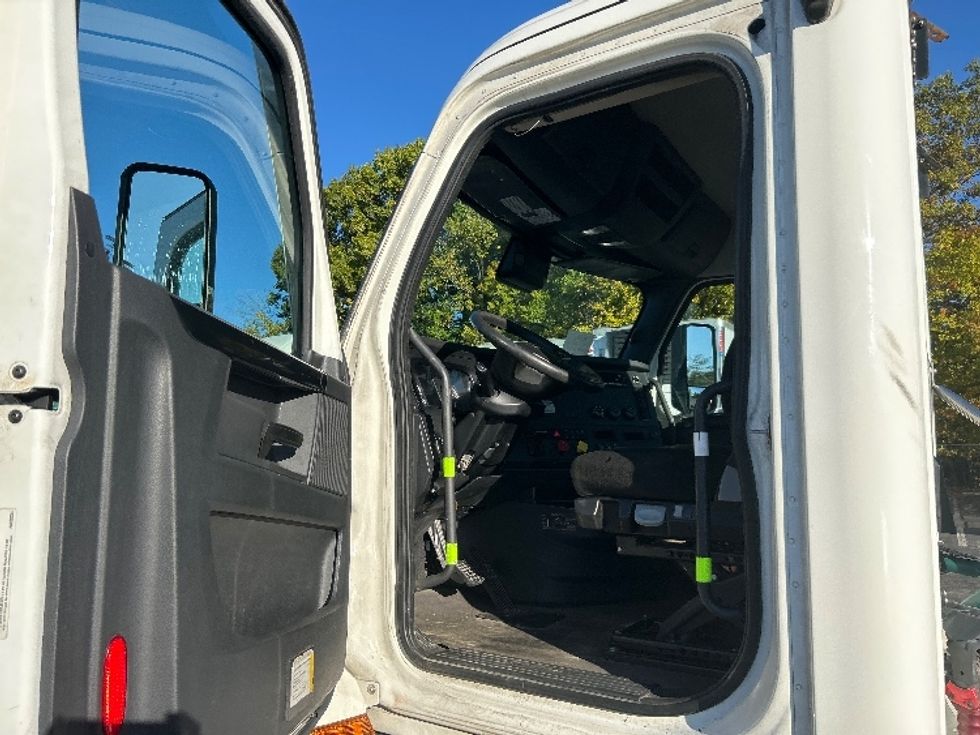 Day Cab Tractor-Heavy Duty Tractors-Freightliner-2023-T12664ST-Piqua-OH-726,617\n\t\tmiles-$ 40,000 - Image 9