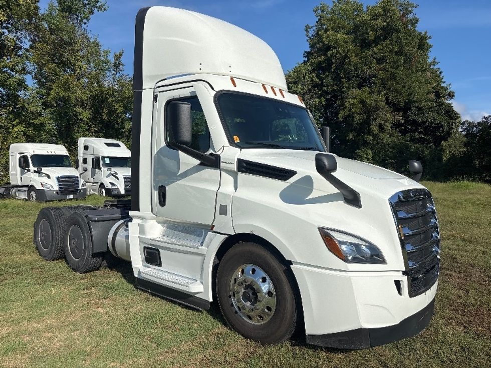 Day Cab Tractor-Heavy Duty Tractors-Freightliner-2023-T12664ST-Poplar Bluff-MO-700,880\n\t\tmiles-$ 38,500 - Image 1