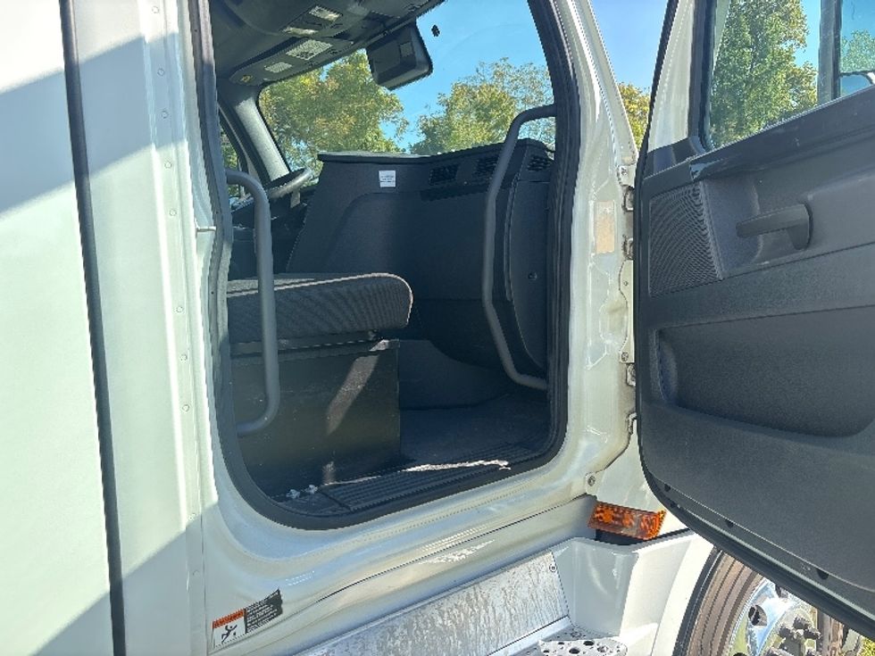 Day Cab Tractor-Heavy Duty Tractors-Freightliner-2023-T12664ST-Poplar Bluff-MO-700,880\n\t\tmiles-$ 38,500 - Image 12