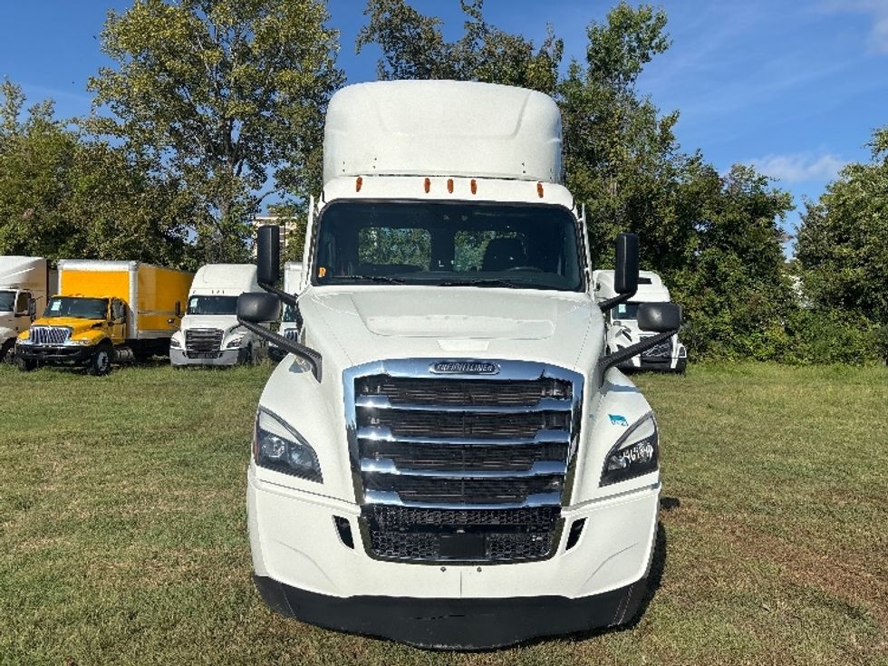 Day Cab Tractor-Heavy Duty Tractors-Freightliner-2023-T12664ST-Poplar Bluff-MO-700,880\n\t\tmiles-$ 38,500 - Image 2