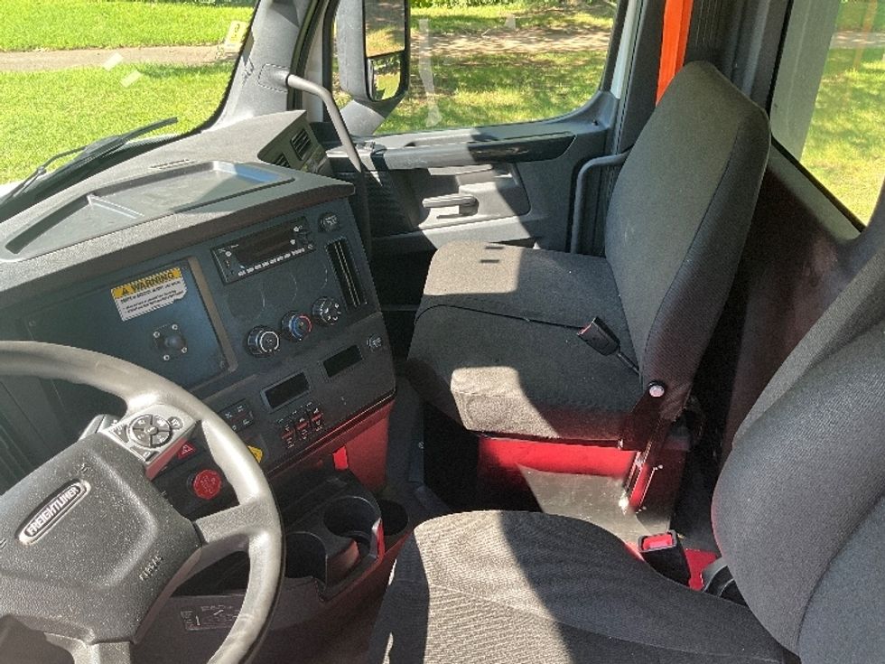 Day Cab Tractor-Heavy Duty Tractors-Freightliner-2023-T12664ST-Reading-PA-702,717\n\t\tmiles-$ 36,250 - Image 10