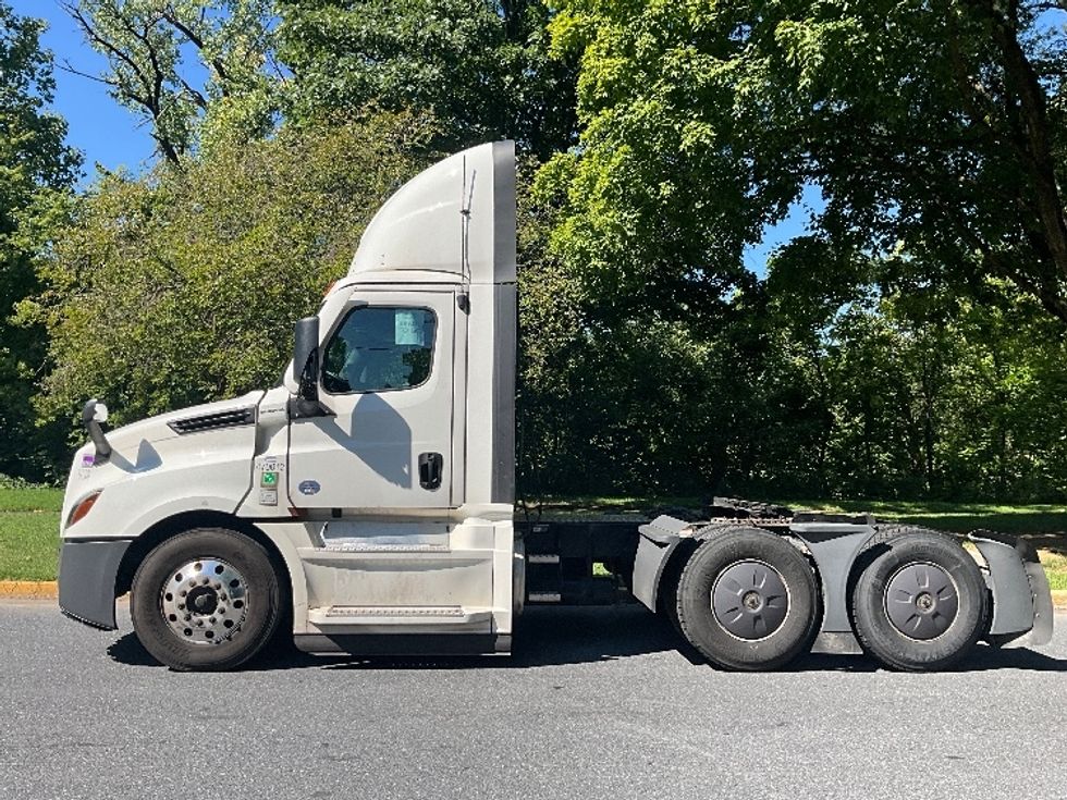 Day Cab Tractor-Heavy Duty Tractors-Freightliner-2023-T12664ST-Reading-PA-702,717\n\t\tmiles-$ 36,250 - Image 4