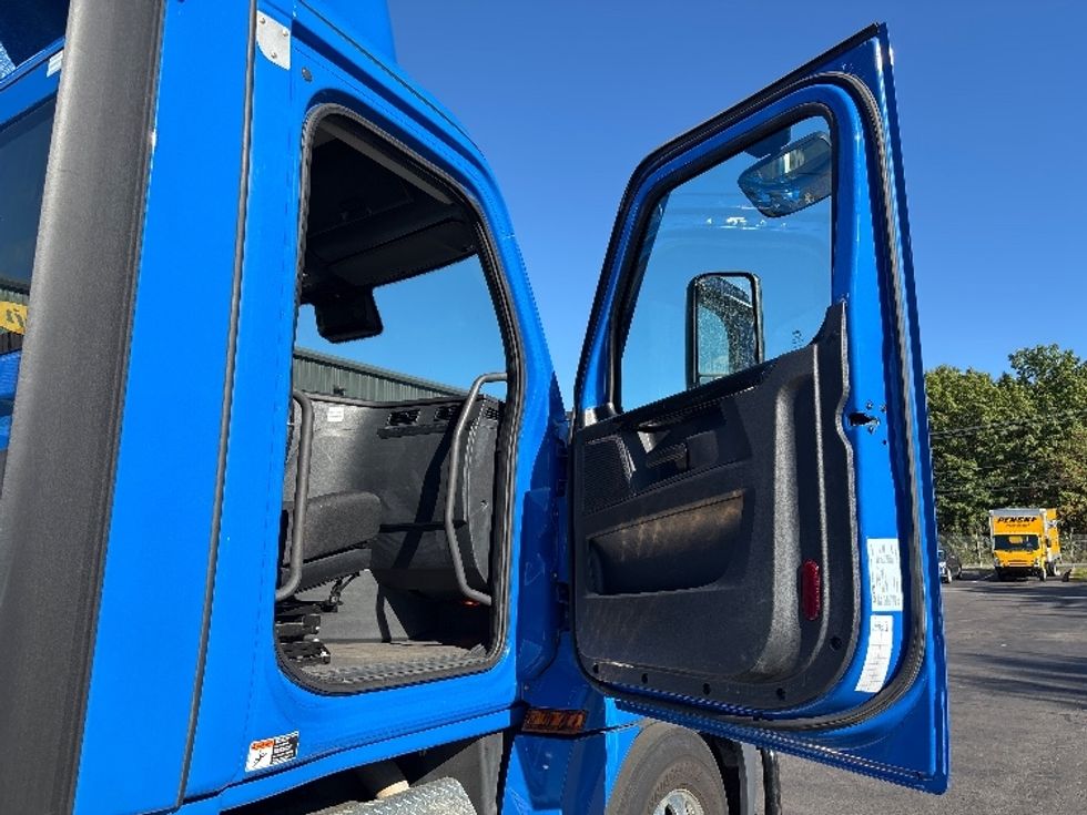 Day Cab Tractor-Heavy Duty Tractors-Freightliner-2023-T12664ST-Wilkes Barre-PA-503,370\n\t\tmiles-$ 59,000 - Image 12