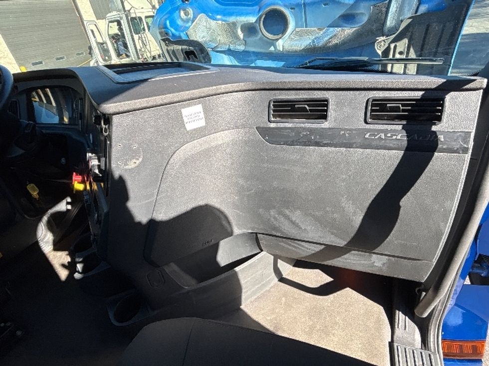 Day Cab Tractor-Heavy Duty Tractors-Freightliner-2023-T12664ST-Wilkes Barre-PA-503,370\n\t\tmiles-$ 59,000 - Image 13