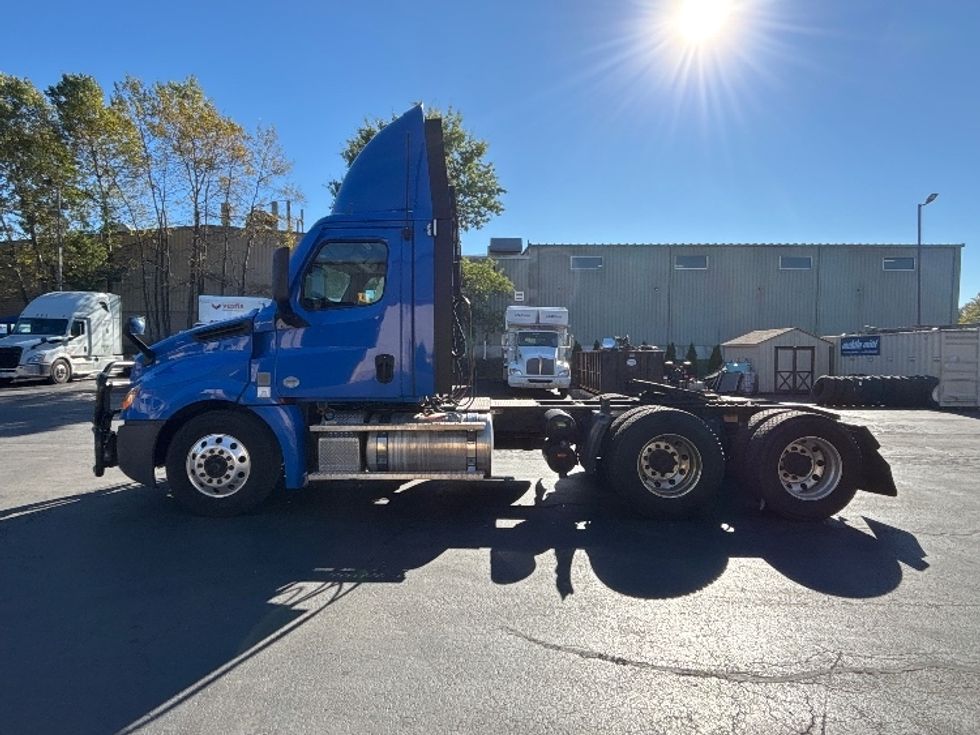 Day Cab Tractor-Heavy Duty Tractors-Freightliner-2023-T12664ST-Wilkes Barre-PA-503,370\n\t\tmiles-$ 59,000 - Image 4