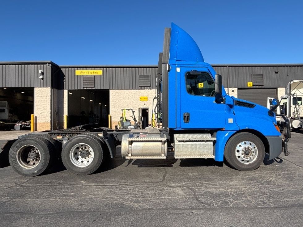 Day Cab Tractor-Heavy Duty Tractors-Freightliner-2023-T12664ST-Wilkes Barre-PA-503,370\n\t\tmiles-$ 59,000 - Image 8
