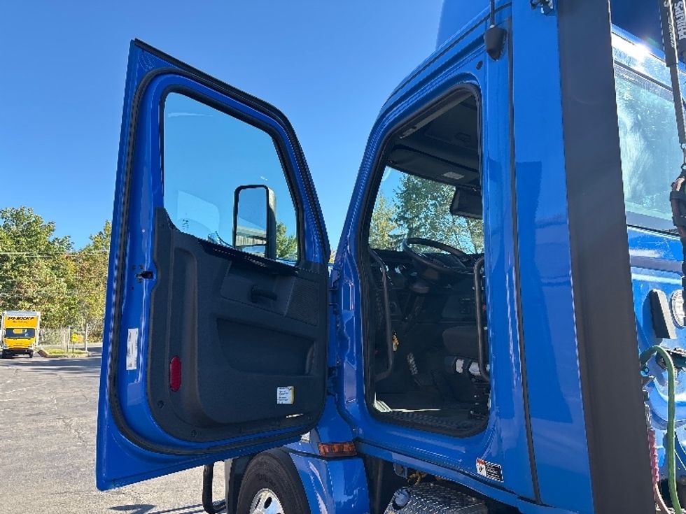 Day Cab Tractor-Heavy Duty Tractors-Freightliner-2023-T12664ST-Wilkes Barre-PA-503,370\n\t\tmiles-$ 59,000 - Image 9