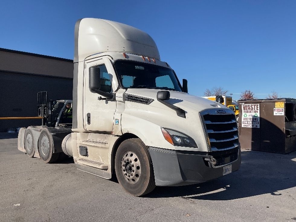 Day Cab Tractor-Heavy Duty Tractors-Freightliner-2023-T12664ST-Wilkes Barre-PA-623,479\n\t\tmiles-$ 15,500 - Image 1