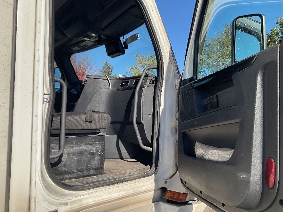 Day Cab Tractor-Heavy Duty Tractors-Freightliner-2023-T12664ST-Wilkes Barre-PA-623,479\n\t\tmiles-$ 15,500 - Image 12