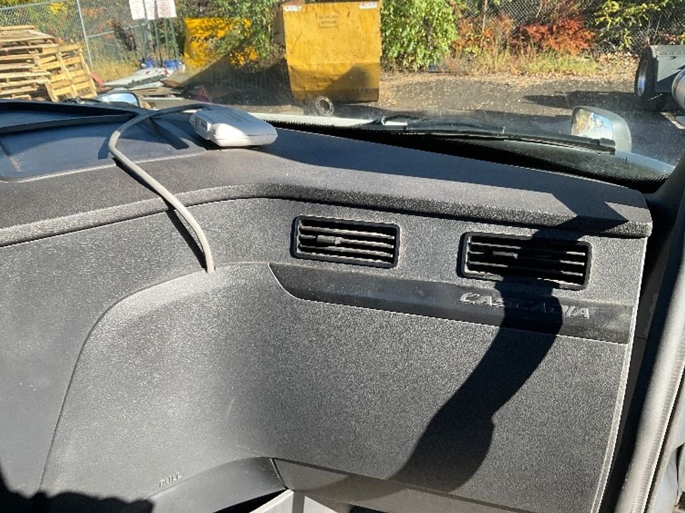 Day Cab Tractor-Heavy Duty Tractors-Freightliner-2023-T12664ST-Wilkes Barre-PA-623,479\n\t\tmiles-$ 15,500 - Image 13