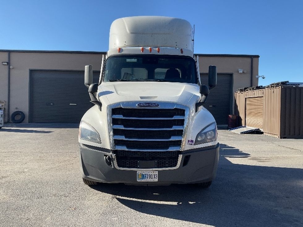 Day Cab Tractor-Heavy Duty Tractors-Freightliner-2023-T12664ST-Wilkes Barre-PA-623,479\n\t\tmiles-$ 15,500 - Image 2