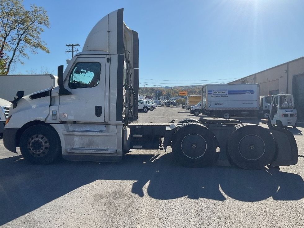 Day Cab Tractor-Heavy Duty Tractors-Freightliner-2023-T12664ST-Wilkes Barre-PA-623,479\n\t\tmiles-$ 15,500 - Image 4