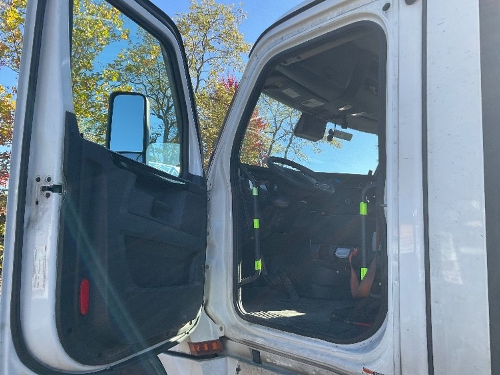 Day Cab Tractor-Heavy Duty Tractors-Freightliner-2023-T12664ST-Wilkes Barre-PA-623,479\n\t\tmiles-$ 15,500 - Image 9