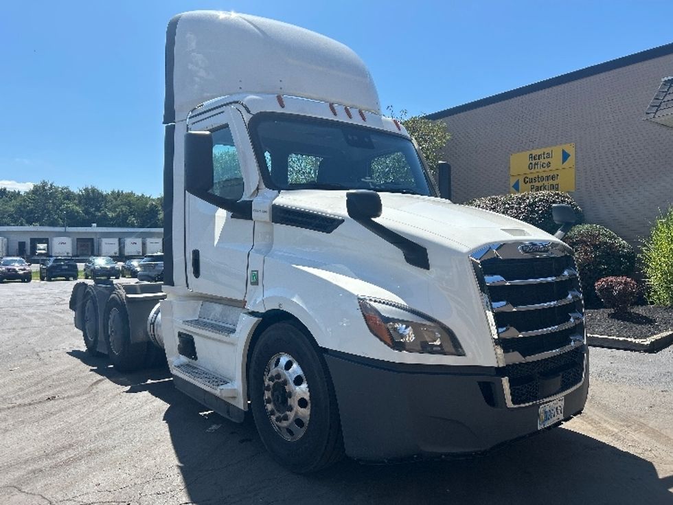 Day Cab Tractor-Heavy Duty Tractors-Freightliner-2023-T12664ST-Wilkes Barre-PA-649,006\n\t\tmiles-$ 42,000 - Image 1