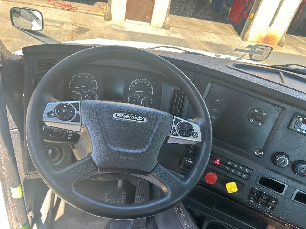 Day Cab Tractor-Heavy Duty Tractors-Freightliner-2023-T12664ST-Wilkes Barre-PA-649,006\n\t\tmiles-$ 42,000 - Image 11