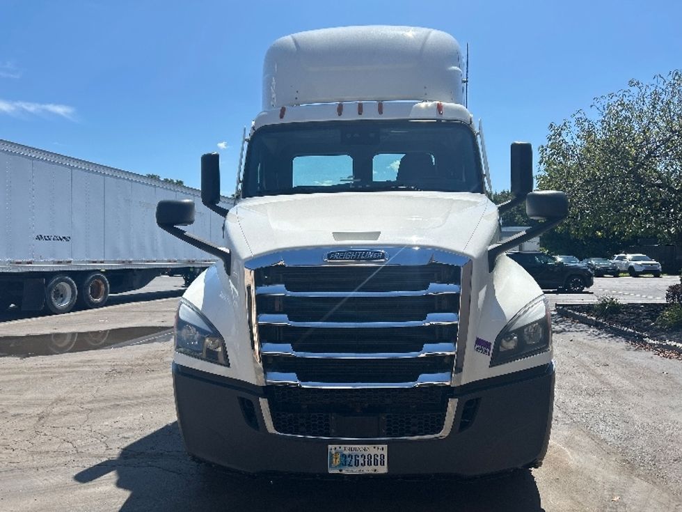 Day Cab Tractor-Heavy Duty Tractors-Freightliner-2023-T12664ST-Wilkes Barre-PA-649,006\n\t\tmiles-$ 42,000 - Image 2