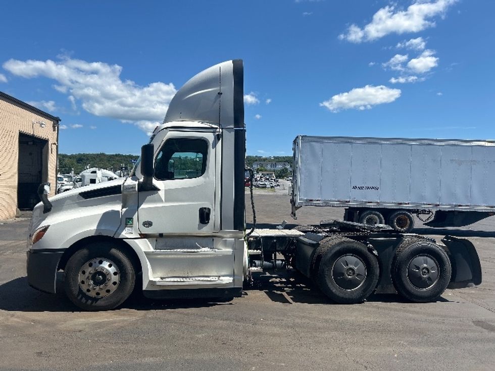 Day Cab Tractor-Heavy Duty Tractors-Freightliner-2023-T12664ST-Wilkes Barre-PA-649,006\n\t\tmiles-$ 42,000 - Image 4