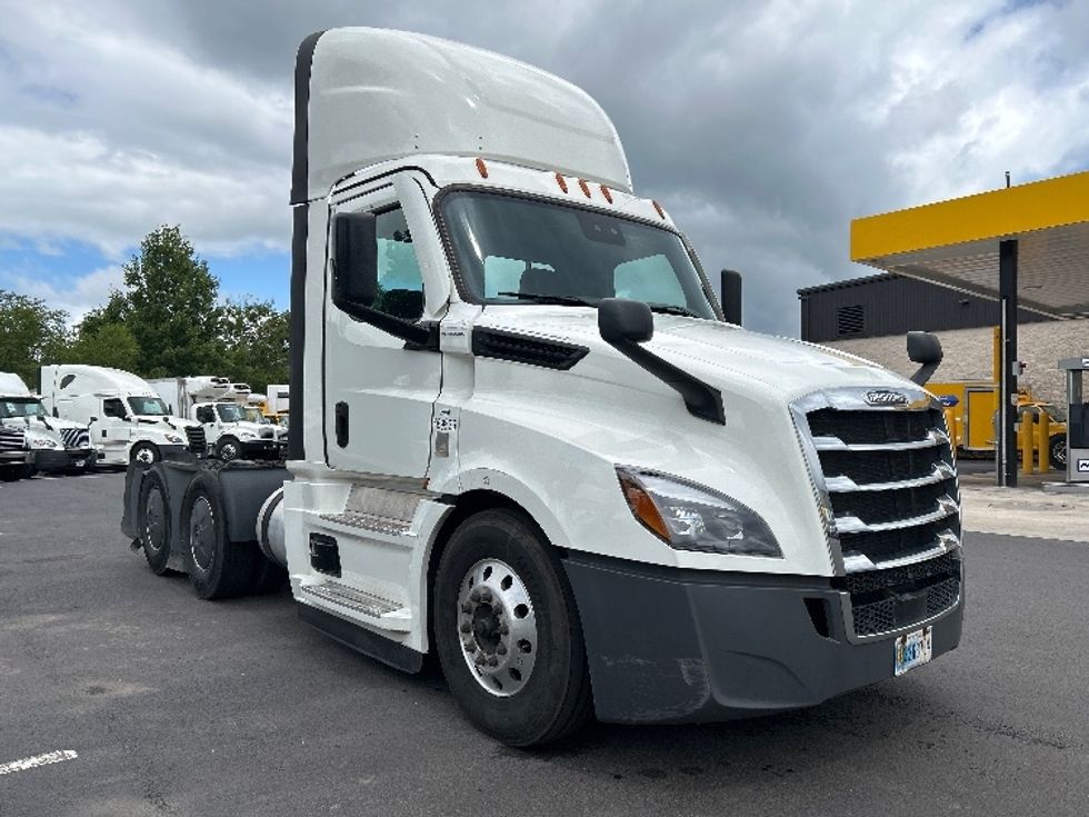 Day Cab Tractor-Heavy Duty Tractors-Freightliner-2023-T12664ST-Wilkes Barre-PA-666,042\n\t\tmiles-$ 40,000 - Image 1