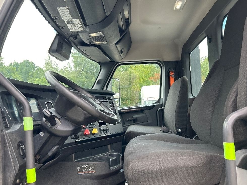 Day Cab Tractor-Heavy Duty Tractors-Freightliner-2023-T12664ST-Wilkes Barre-PA-666,042\n\t\tmiles-$ 40,000 - Image 10