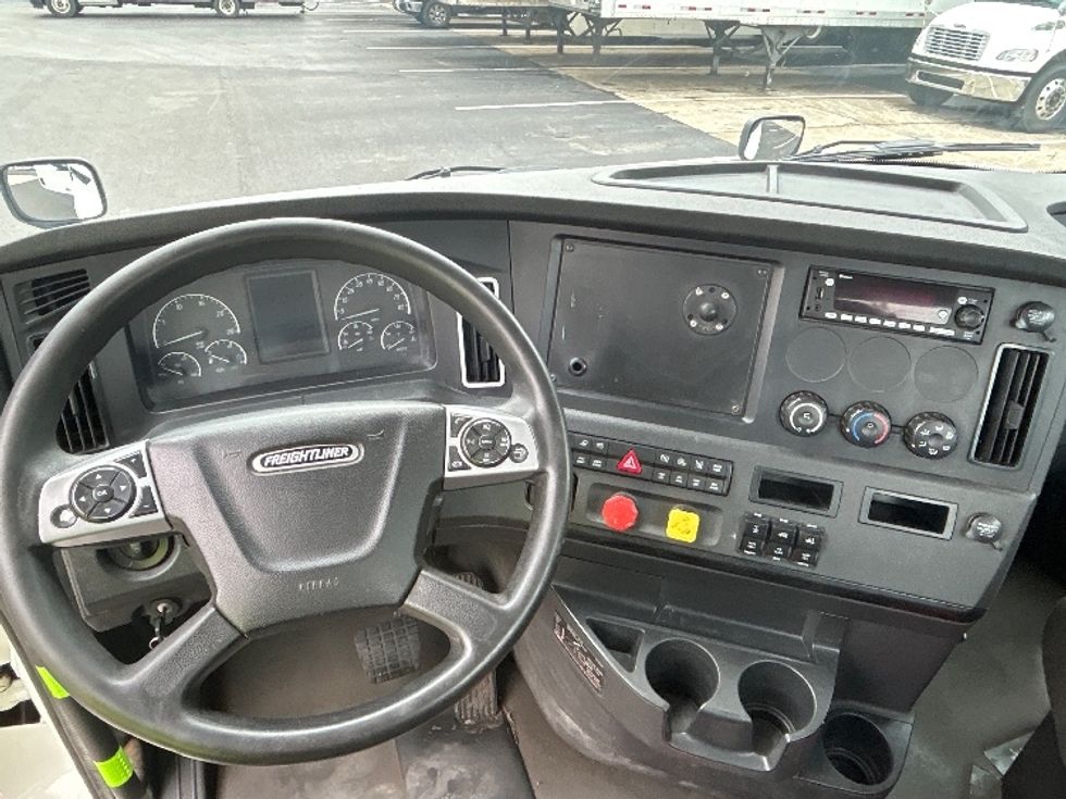Day Cab Tractor-Heavy Duty Tractors-Freightliner-2023-T12664ST-Wilkes Barre-PA-666,042\n\t\tmiles-$ 40,000 - Image 11