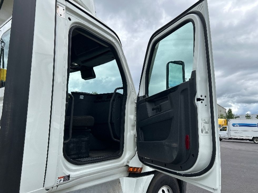 Day Cab Tractor-Heavy Duty Tractors-Freightliner-2023-T12664ST-Wilkes Barre-PA-666,042\n\t\tmiles-$ 40,000 - Image 12