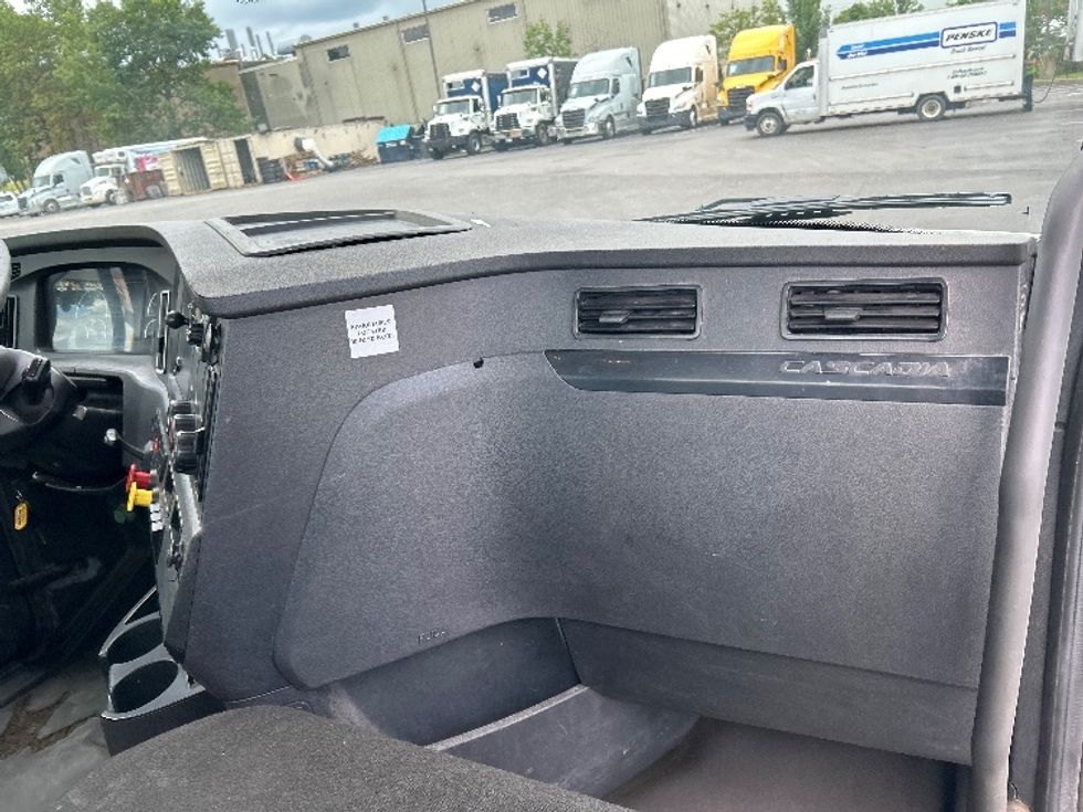 Day Cab Tractor-Heavy Duty Tractors-Freightliner-2023-T12664ST-Wilkes Barre-PA-666,042\n\t\tmiles-$ 40,000 - Image 13