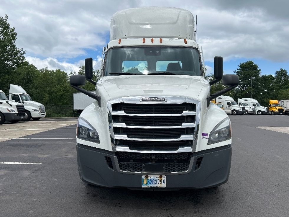 Day Cab Tractor-Heavy Duty Tractors-Freightliner-2023-T12664ST-Wilkes Barre-PA-666,042\n\t\tmiles-$ 40,000 - Image 2