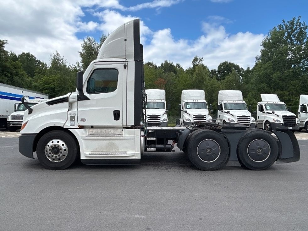 Day Cab Tractor-Heavy Duty Tractors-Freightliner-2023-T12664ST-Wilkes Barre-PA-666,042\n\t\tmiles-$ 40,000 - Image 4