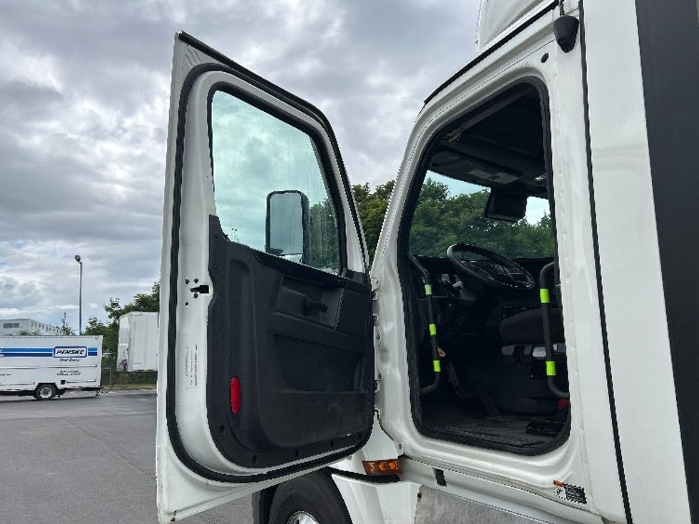 Day Cab Tractor-Heavy Duty Tractors-Freightliner-2023-T12664ST-Wilkes Barre-PA-666,042\n\t\tmiles-$ 40,000 - Image 9