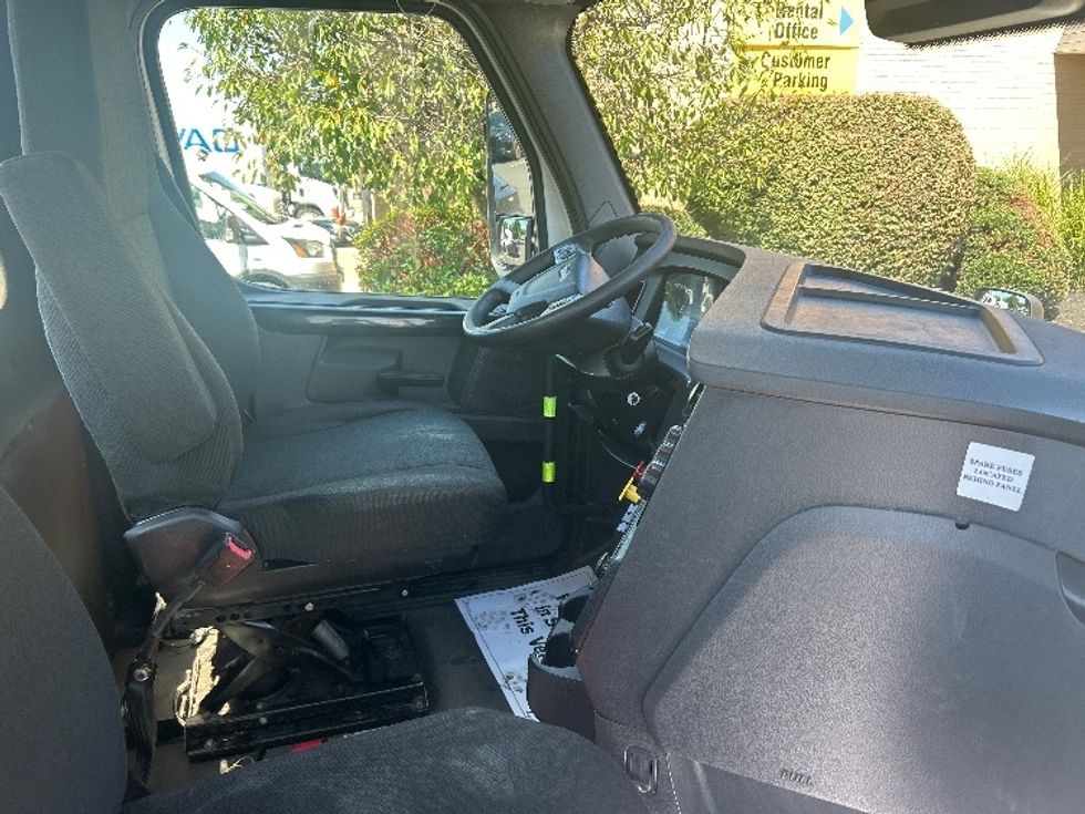 Day Cab Tractor-Heavy Duty Tractors-Freightliner-2023-T12664ST-Wilkes Barre-PA-701,041\n\t\tmiles-$ 36,250 - Image 14