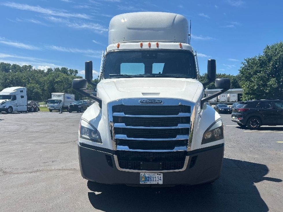 Day Cab Tractor-Heavy Duty Tractors-Freightliner-2023-T12664ST-Wilkes Barre-PA-701,041\n\t\tmiles-$ 36,250 - Image 2