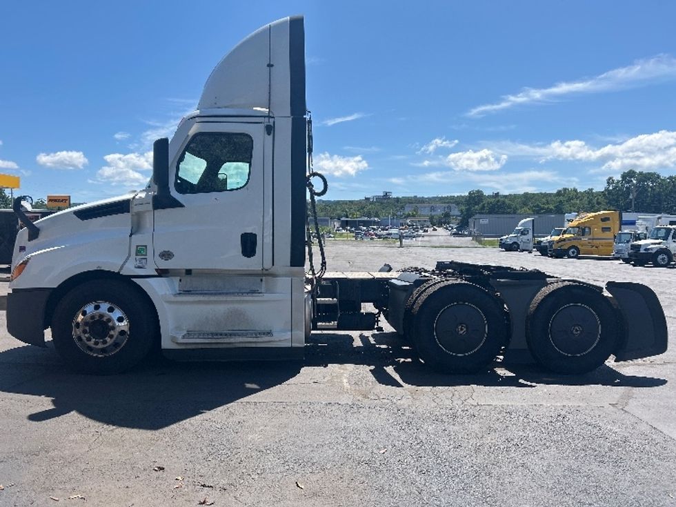 Day Cab Tractor-Heavy Duty Tractors-Freightliner-2023-T12664ST-Wilkes Barre-PA-701,041\n\t\tmiles-$ 36,250 - Image 4