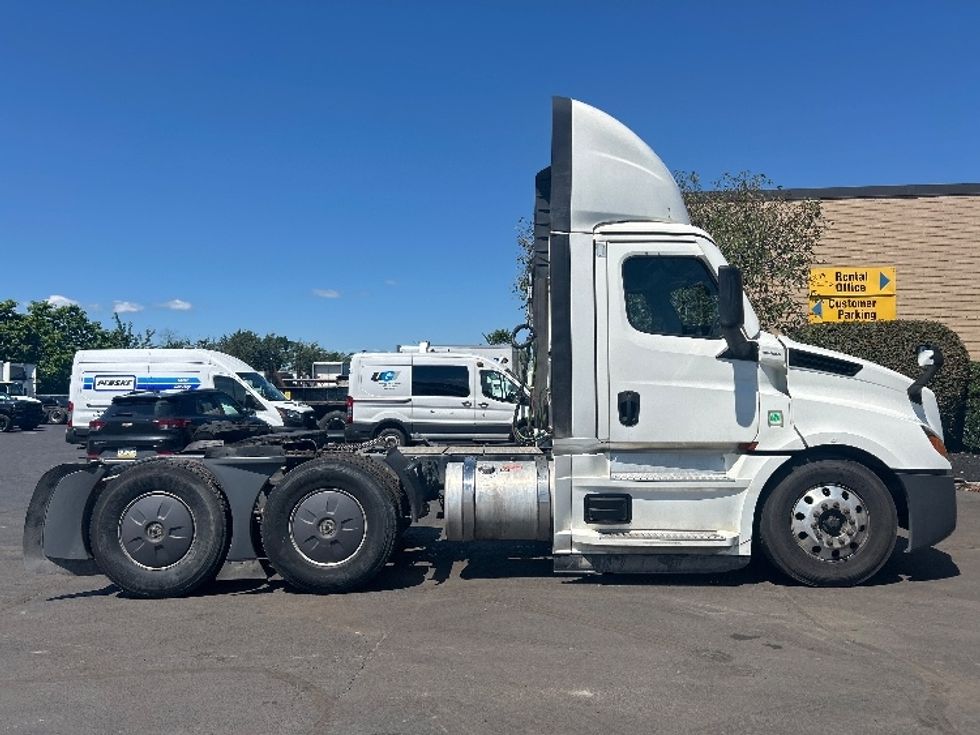Day Cab Tractor-Heavy Duty Tractors-Freightliner-2023-T12664ST-Wilkes Barre-PA-701,041\n\t\tmiles-$ 36,250 - Image 8