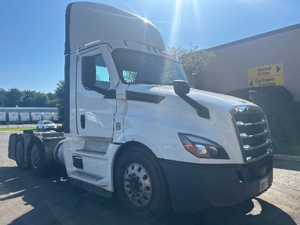 Day Cab Tractor-Heavy Duty Tractors-Freightliner-2023-T12664ST-Wilkes Barre-PA-727,356\n\t\tmiles-$ 36,250 - Image 1
