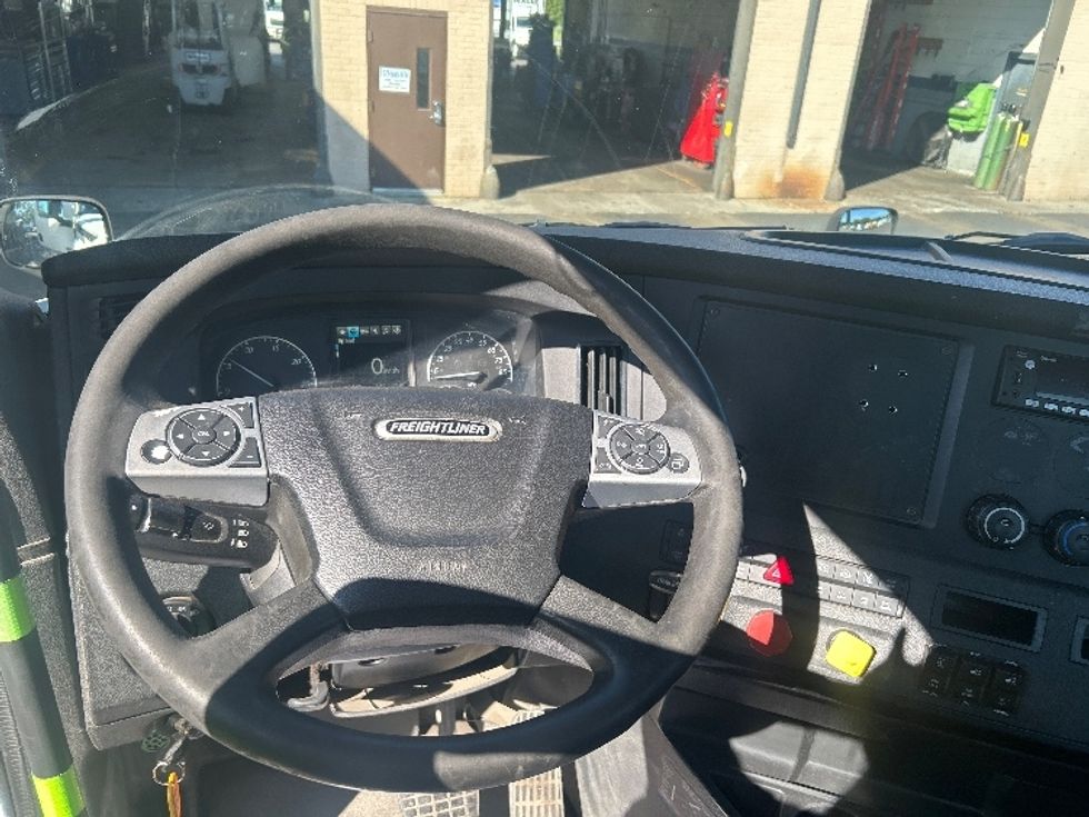 Day Cab Tractor-Heavy Duty Tractors-Freightliner-2023-T12664ST-Wilkes Barre-PA-727,356\n\t\tmiles-$ 36,250 - Image 11