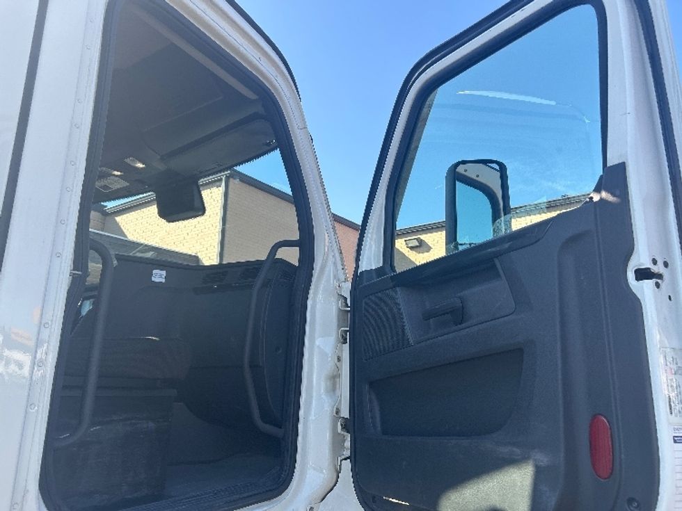 Day Cab Tractor-Heavy Duty Tractors-Freightliner-2023-T12664ST-Wilkes Barre-PA-727,356\n\t\tmiles-$ 36,250 - Image 12