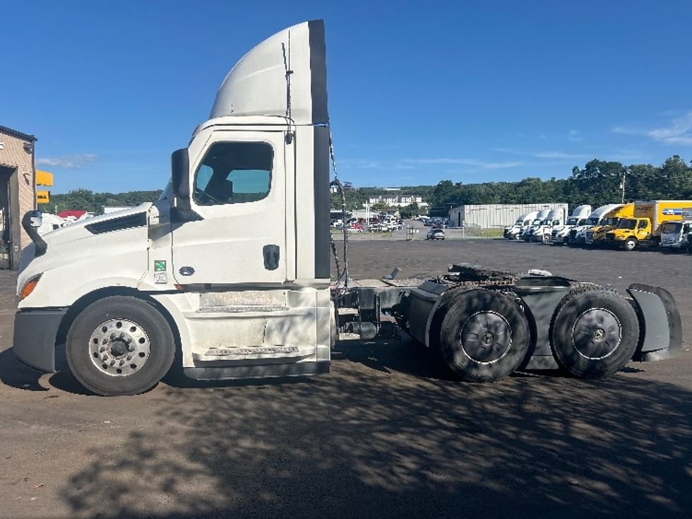 Day Cab Tractor-Heavy Duty Tractors-Freightliner-2023-T12664ST-Wilkes Barre-PA-727,356\n\t\tmiles-$ 36,250 - Image 4