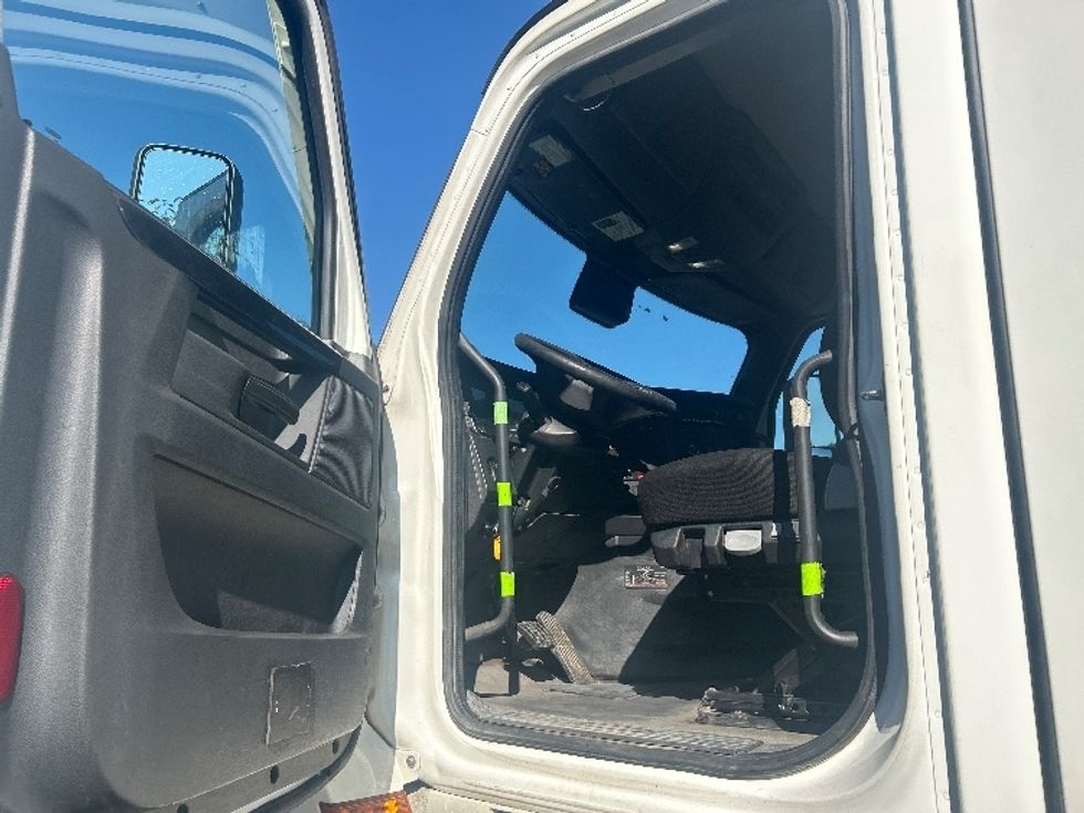 Day Cab Tractor-Heavy Duty Tractors-Freightliner-2023-T12664ST-Wilkes Barre-PA-727,356\n\t\tmiles-$ 36,250 - Image 9