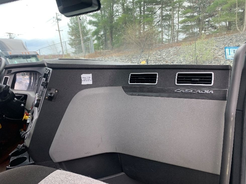 Day Cab Tractor-Heavy Duty Tractors-Freightliner-2024-T12642ST-Norton-MA-264,897\n\t\tmiles-$ 74,000 - Image 12