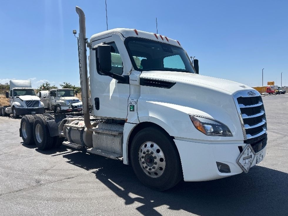 Day Cab Tractor-Heavy Duty Tractors-Freightliner-2024-T12664ST-Fresno-CA-146,750\n\t\tmiles-$ 107,000 - Image 1