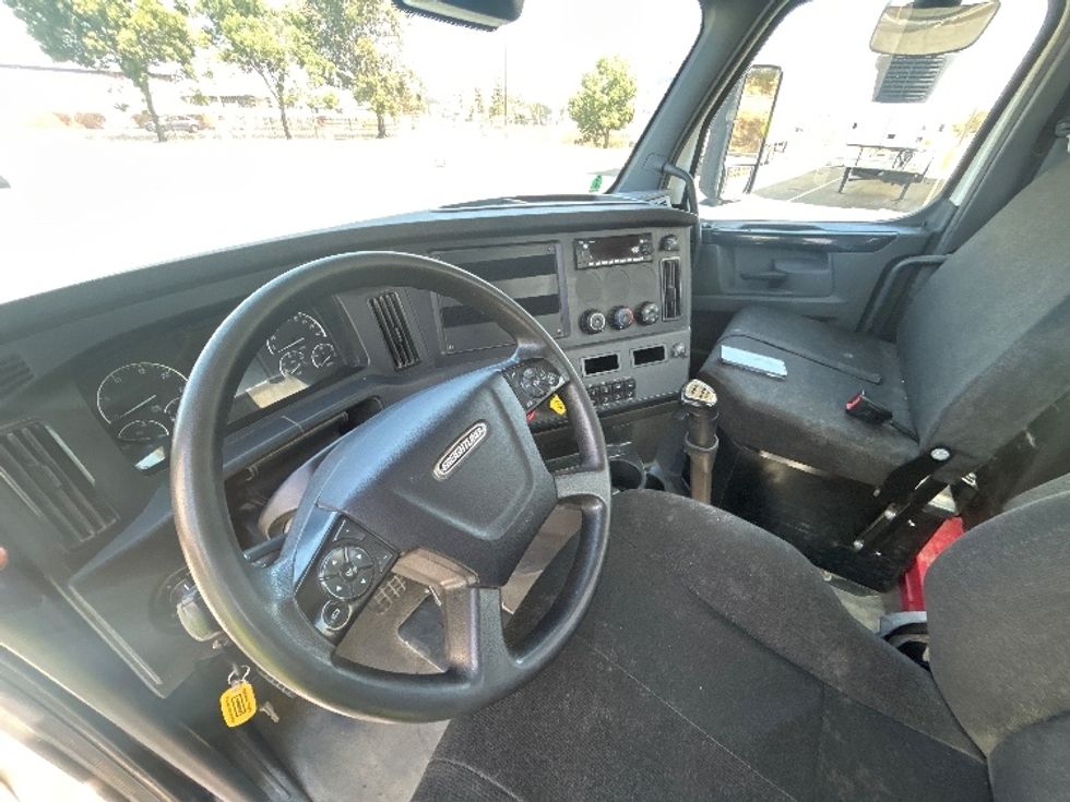 Day Cab Tractor-Heavy Duty Tractors-Freightliner-2024-T12664ST-Fresno-CA-146,750\n\t\tmiles-$ 107,000 - Image 10