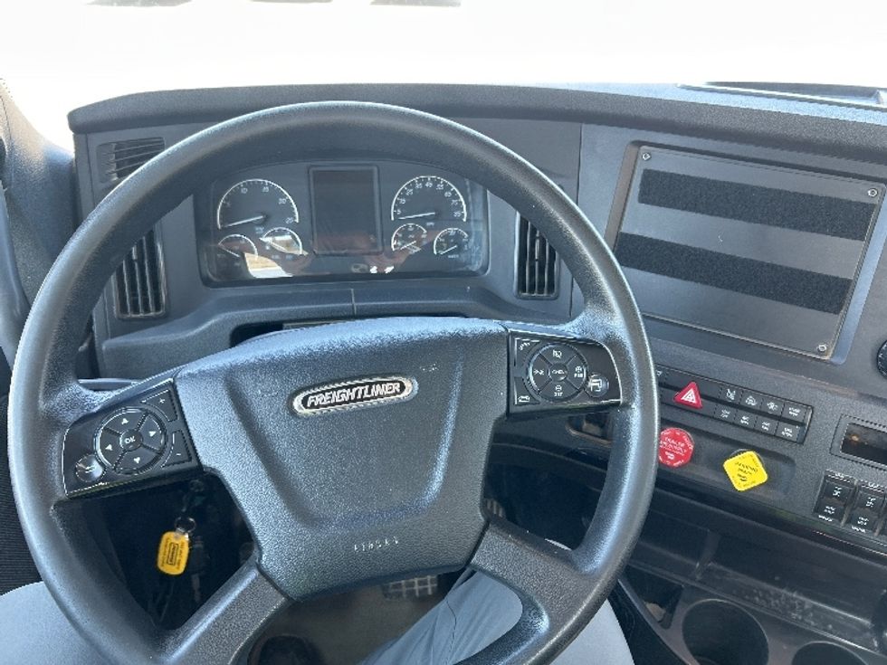 Day Cab Tractor-Heavy Duty Tractors-Freightliner-2024-T12664ST-Fresno-CA-146,750\n\t\tmiles-$ 107,000 - Image 11