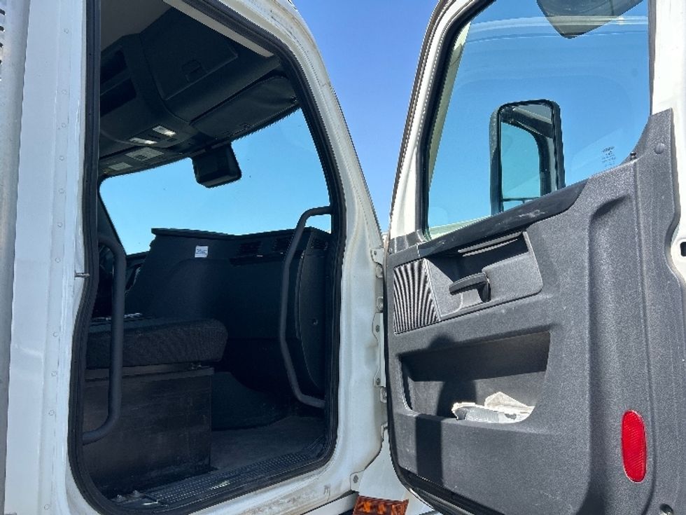 Day Cab Tractor-Heavy Duty Tractors-Freightliner-2024-T12664ST-Fresno-CA-146,750\n\t\tmiles-$ 107,000 - Image 12