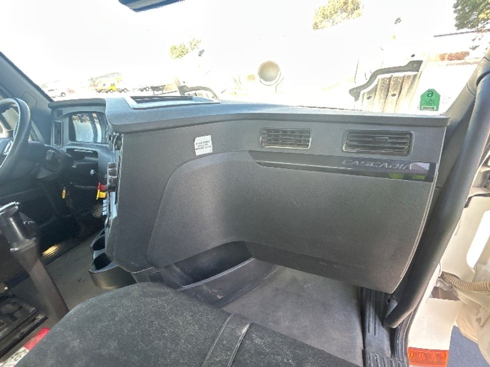 Day Cab Tractor-Heavy Duty Tractors-Freightliner-2024-T12664ST-Fresno-CA-146,750\n\t\tmiles-$ 107,000 - Image 13