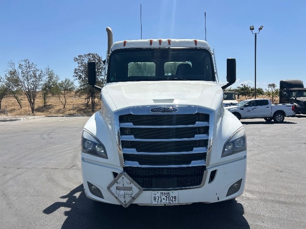 Day Cab Tractor-Heavy Duty Tractors-Freightliner-2024-T12664ST-Fresno-CA-146,750\n\t\tmiles-$ 107,000 - Image 2