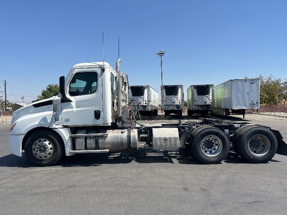 Day Cab Tractor-Heavy Duty Tractors-Freightliner-2024-T12664ST-Fresno-CA-146,750\n\t\tmiles-$ 107,000 - Image 4